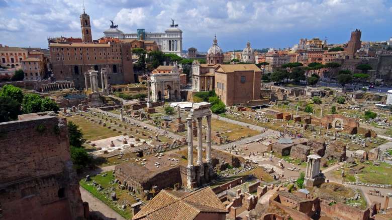 Roma di Notte: La Luna sul Foro Romano