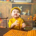 Bambini piccoli giocano con un barattolo di miele, evidenziando il rischio per la salute.
