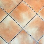 Fughe del pavimento pulite e igienizzate, illustrate nel metodo innovativo dell'articolo.