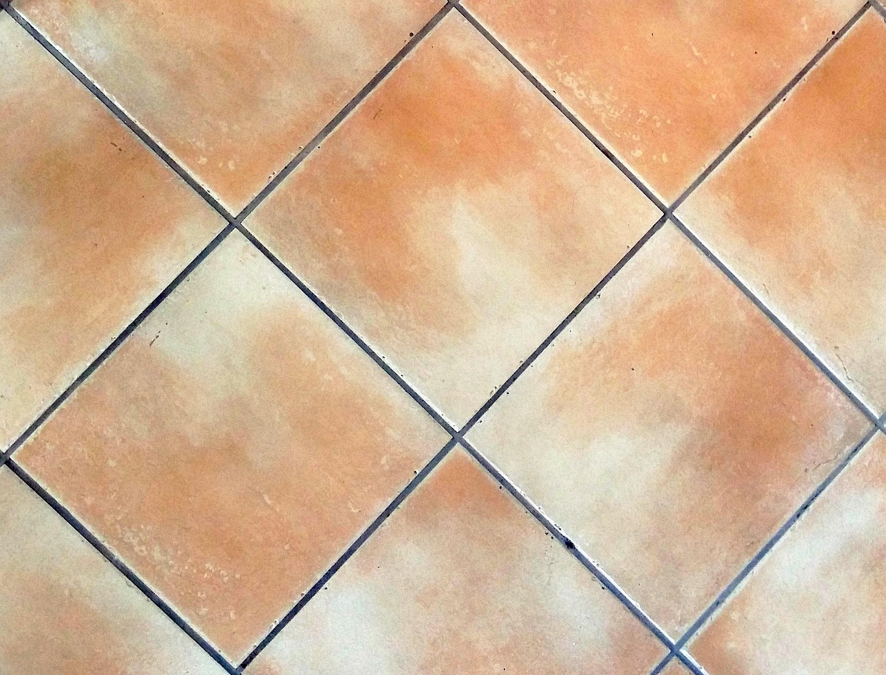 Fughe del pavimento pulite e igienizzate, illustrate nel metodo innovativo dell'articolo.