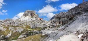 Rifugio di montagna immerso nella natura, accessibile esclusivamente a piedi, circondato da paesaggi mozzafiato.