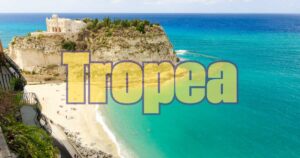 Spiaggia tropicale con palme e acque turchesi, ideale per una vacanza low cost dall'Italia.