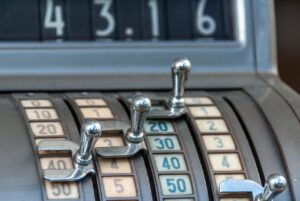 Immagine che illustra l'enigma matematico sui numeri 353, 545 e 121 con cifre delle unità e centinaia.