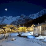 Vista panoramica di un hotel con piscina infinity immersa nel paesaggio italiano.