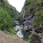 Canyon italiano poco conosciuto, con pareti rocciose e vegetazione lussureggiante, immerso nella natura.