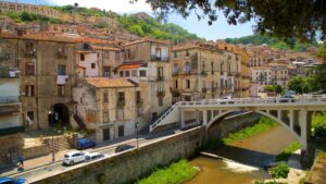 Panorama di una cittadina storica italiana, poco affollata, ricca di arte e cultura.