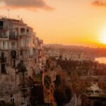 Vista panoramica di una popolare meta turistica in Italia, affollata di visitatori per foto su Instagram.