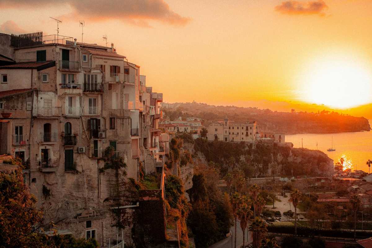 Vista panoramica di una popolare meta turistica in Italia, affollata di visitatori per foto su Instagram.