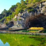 Grotte incantevoli in Puglia, con formazioni calcaree e acque cristalline.