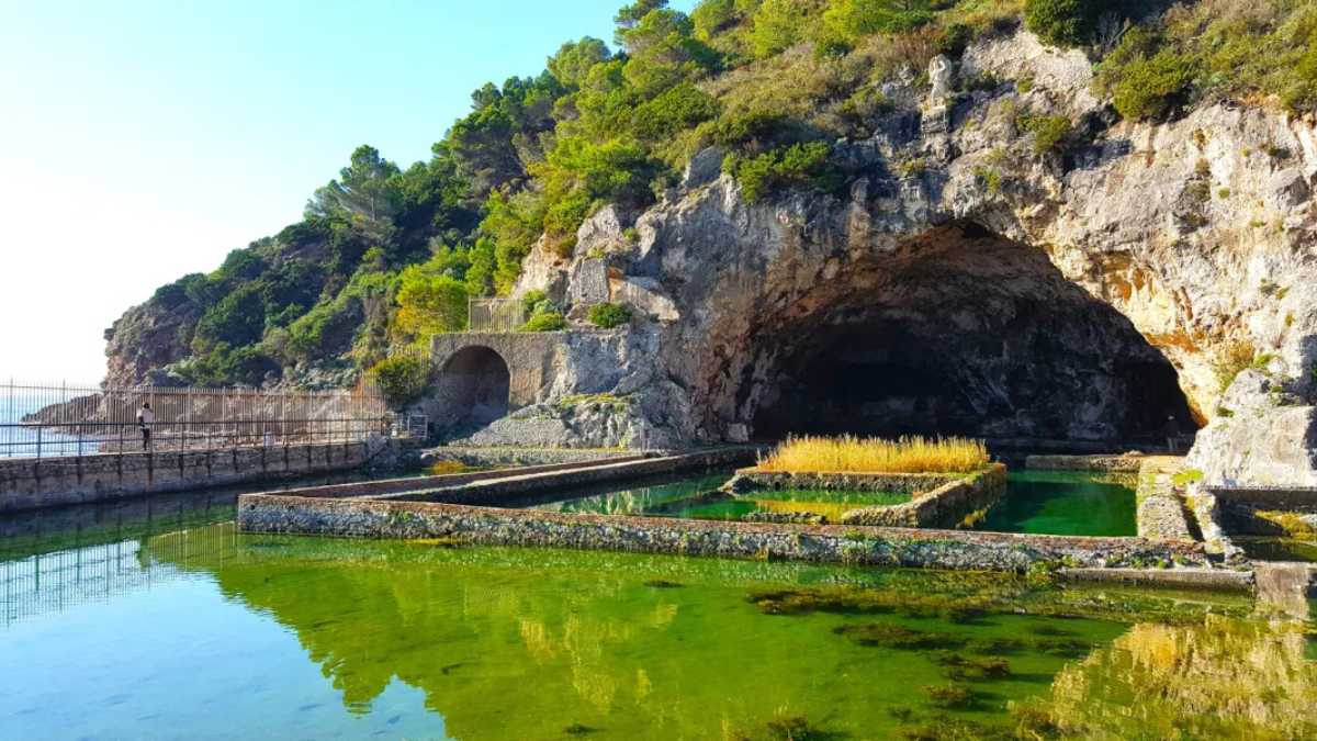 Grotte incantevoli in Puglia, con formazioni calcaree e acque cristalline.