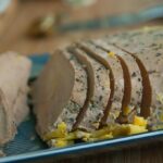 Un barattolo di miele accanto a un piatto di fegato grasso, simbolo di studi recenti sulla loro relazione.