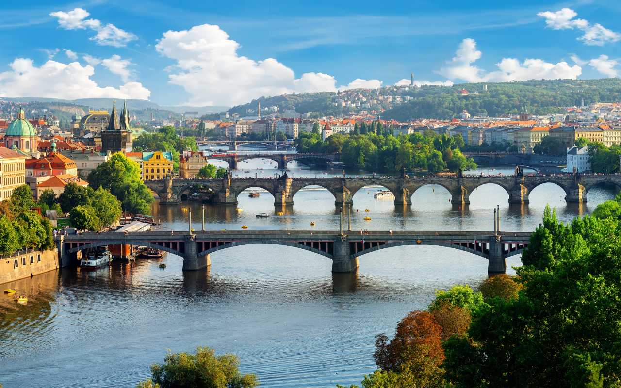 Immagine di un ponte panoramico con paesaggio suggestivo, simbolo delle mete per il 2026.
