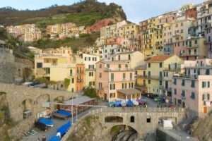Borgo isolato collegato da un ponte pedonale, vista panoramica sull'architettura e la natura circostante.