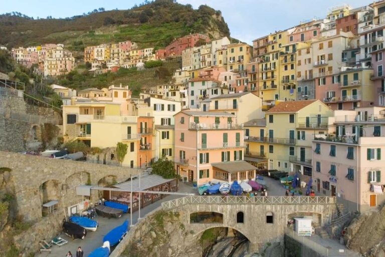 Questo borgo sull'isola è raggiungibile solo con un ponte pedonale: ecco dove