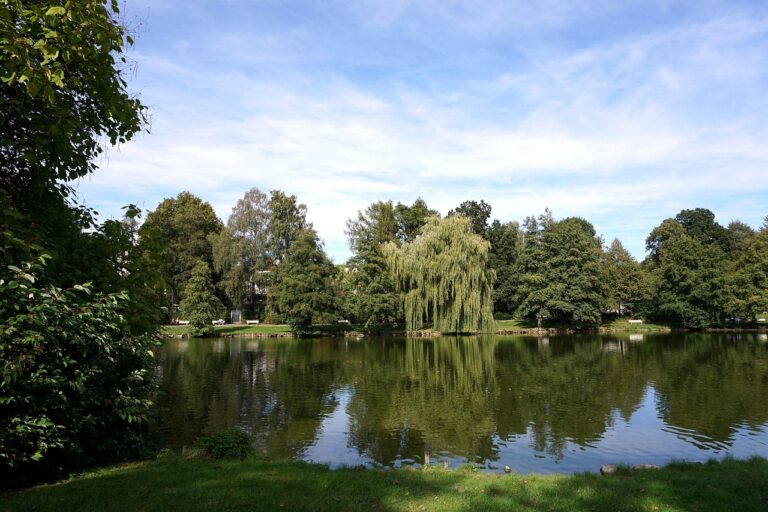 Questo lago lombardo è così bello che sembra un fiordo norvegese