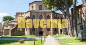 Panorama di Ravenna con mosaici storici e architettura suggestiva a marzo.