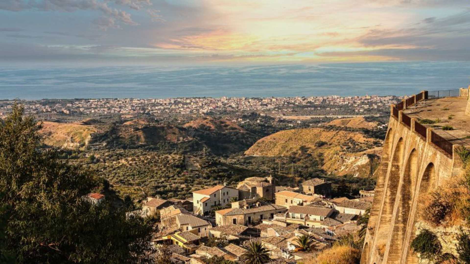 Panorama della Sicilia orientale con paesaggi mozzafiato e luoghi storici da visitare in 5 giorni.